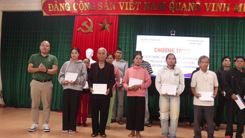 Công ty Vietin Coseco trào quà cho các gia đình bị ảnh hưởng do bão lũ trên địa bàn xã Khe Sanh